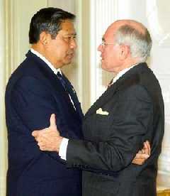 Yudhoyono and Howard, eyeballing